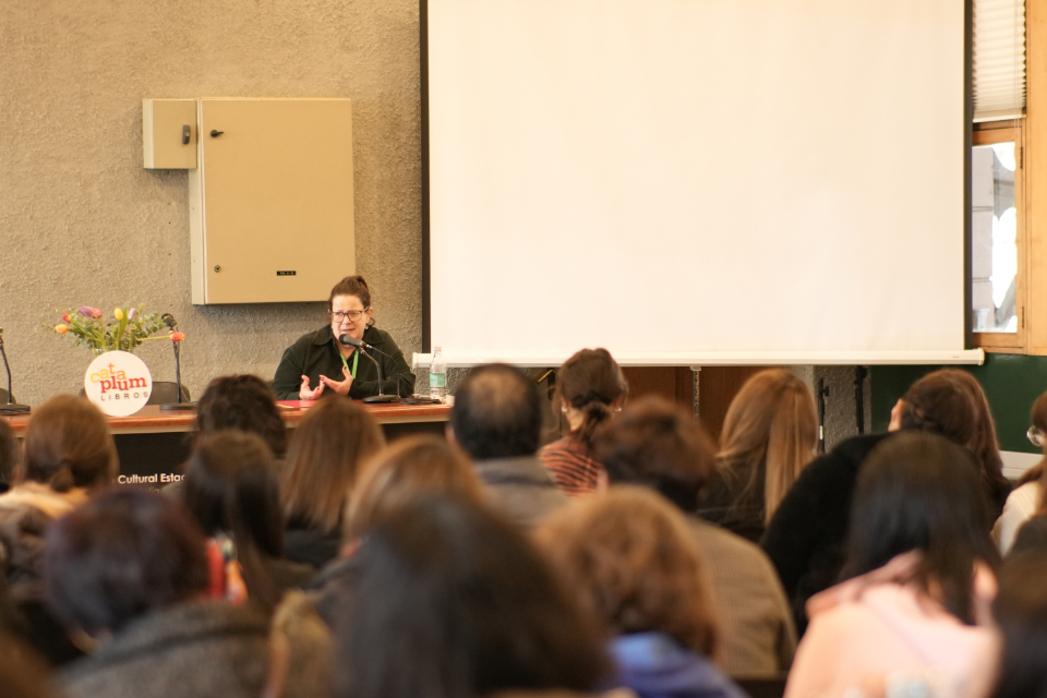 María Fernanda Paz-Castillo dictando la charla “Cataplum Libros: una editorial que piensa en la formación de lectores”