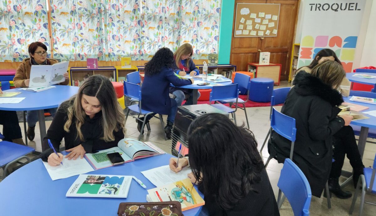 Taller Leer, mirar y valorar, con docentes y asistentes de la educación en la Escuela San Clemente, región del Maule.
