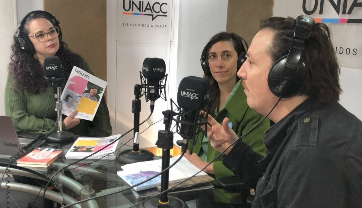 Entrevista en el programa ComunicArte, de Radio UNIACC, conducido por Antonella Estévez.